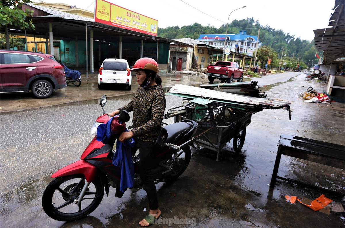 Các hộ kinh doanh đồng thuận, chủ động tháo dỡ, di dời tài sản tại ki-ốt đến vị trí khác.