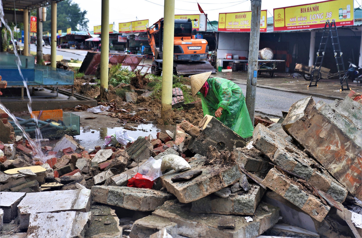 Ngày 28/9, UBND huyện Cẩm Xuyên (Hà Tĩnh) cùng ngành chức năng địa phương tiến hành tháo dỡ, giải tỏa dãy ki-ốt chắn biển Thiên Cầm.