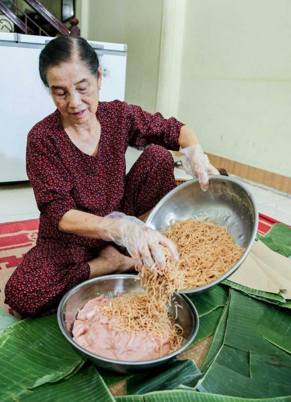 NSƯT Ngọc Tản: Trên phim khắc khổ, ngoài đời từng đi bán giò chả - Hình 13 NSUT Ngoc Tan: Tren phim khac kho, ngoai doi tung di ban gio cha-Hinh-13