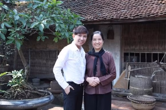 NSUT Ngoc Tan: Tren phim khac kho, ngoai doi tung di ban gio cha-Hinh-2