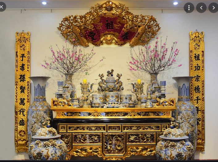 Không đặt bàn thờ ngược hướng nhà. Khi lựa chọn nhà theo phong thủy, việc chọn hướng phù hợp với gia chủ là rất quan trọng. Hướng của ngôi nhà thường là hướng mà toàn bộ ngôi nhà hoặc căn hộ chung cư hướng tới, hoặc là đường thẳng vuông góc kéo từ trung tâm nhà tới mặt tiền có cửa chính.