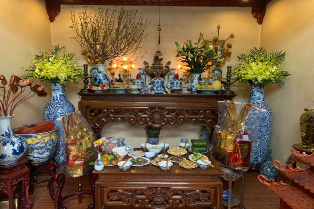 Bàn thờ đại diện cho khu vực thiêng liêng nhất trong mỗi gia đình, là biểu tượng của lòng kính trọng và tôn trọng mà con cháu dành cho tổ tiên. Do đó, đó không chỉ là một không gian đơn thuần mà còn mang ý nghĩa sâu sắc trong cuộc sống tinh thần của con người. Vì thế, khi bạn sắp đặt bàn thờ, bạn cần tránh những điều kiêng kỵ sau đây: 