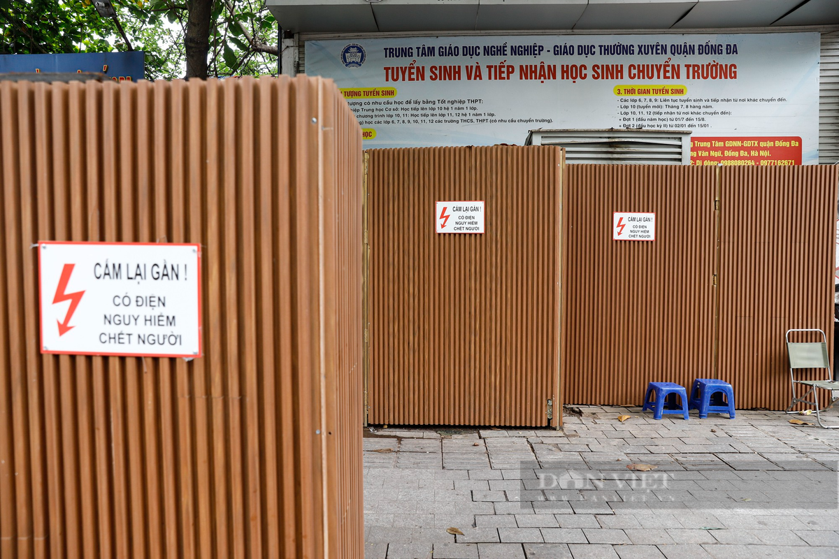 Theo tìm hiểu, việc bọc bốt điện nằm trong hạng mục chỉnh trang phố Nguyễn Thái Học, nhằm làm đẹp thêm tuyến phố, đồng thời chống nạn bôi bẩn, quảng cáo và rao vặt.