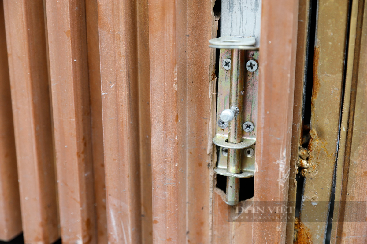 Các bốt điện đều có chốt mở.