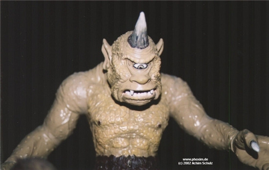 "Người khổng lồ một mắt". Theo thần thoại Hy Lạp, thế giới từng tồn tại một chủng tộc người khổng lồ chỉ có một mắt giữa trán. Cách đây vài ngàn năm, có một loài voi nhỏ, sọ của chúng to gấp đôi sọ người và có một lỗ tròn cho vòi bám vào (rất dễ nhầm với hốc mắt). Rất có thể khi phát hiện ra những hóa thạch của loài voi này, con người đã huyễn hoặc chúng ra thành người khổng lồ có một mắt. 