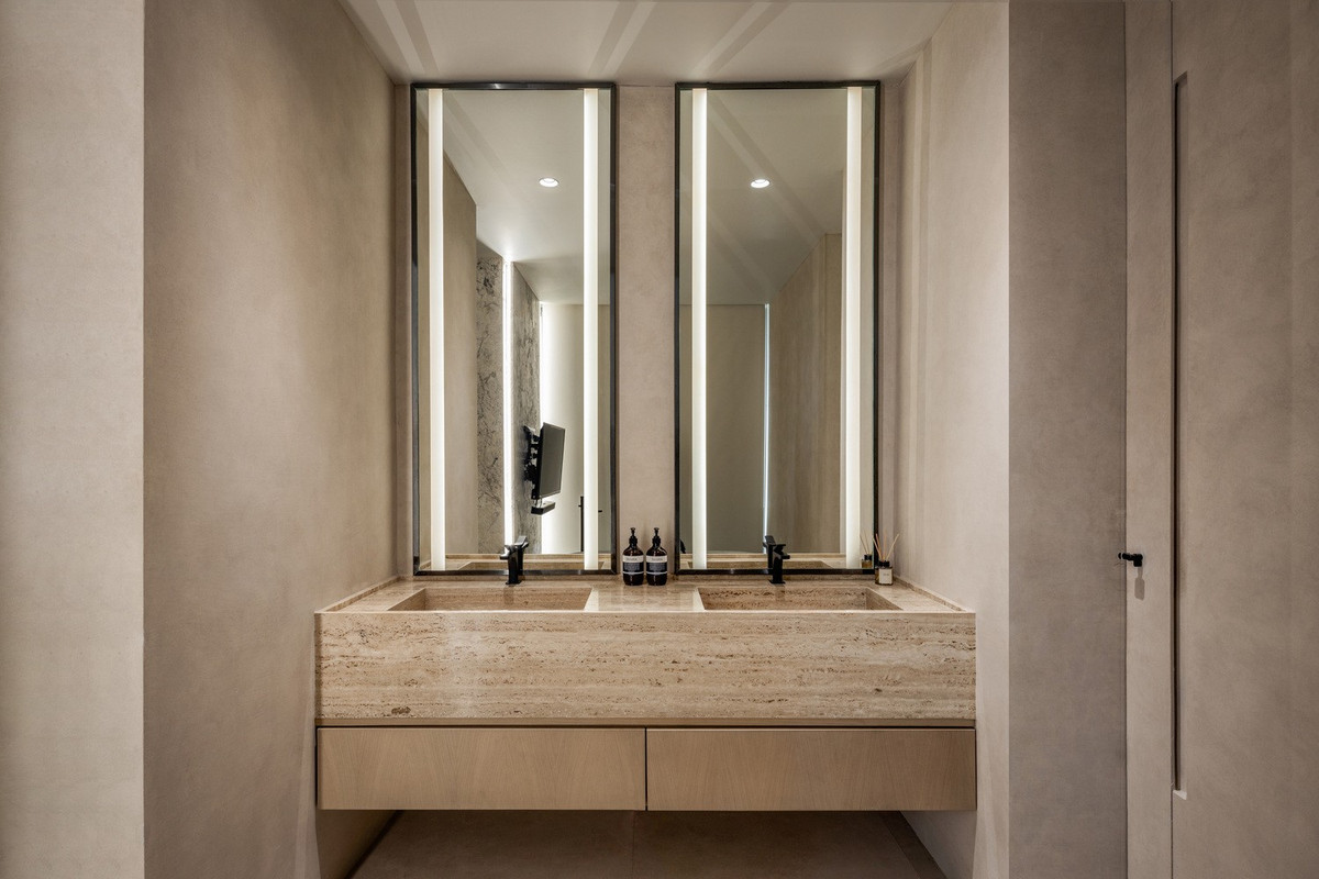 Vật liệu nội thất chủ yếu bao gồm gỗ sồi, tất cả được kết hợp đơn sắc để tạo cảm giác nhẹ nhàng và thư giãn.