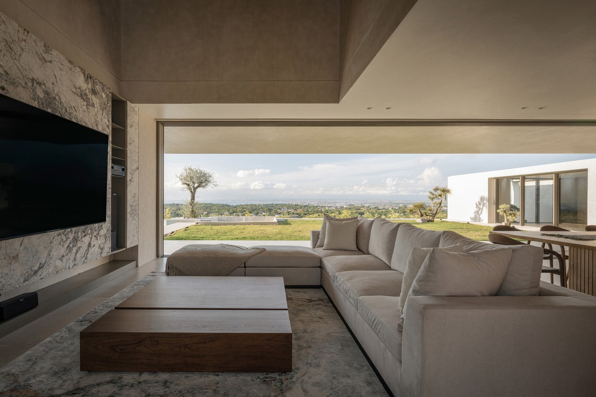 Bốn phòng ngủ nằm ở tầng hai và mỗi khu vực được sắp xếp để hòa hợp với không gian ngoài trời.