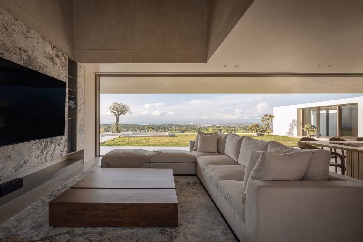 Bốn phòng ngủ nằm ở tầng hai và mỗi khu vực được sắp xếp để hòa hợp với không gian ngoài trời.