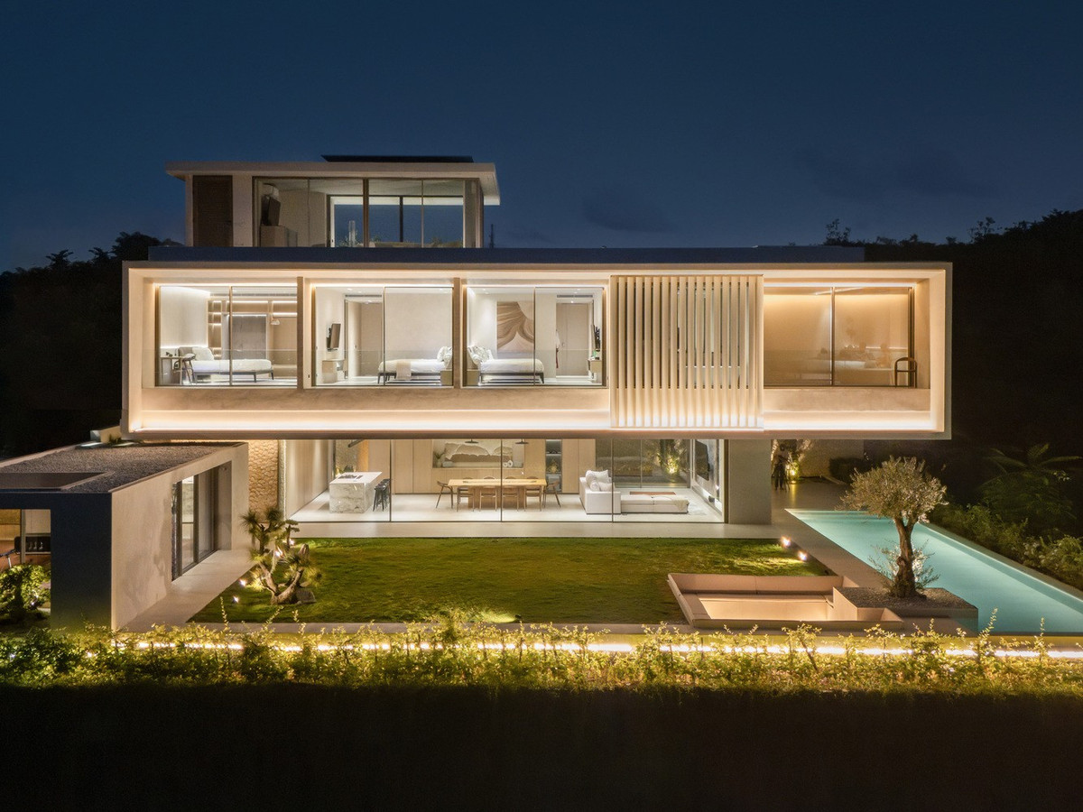 Cửa sổ phòng ngủ đóng khung một phần của cùng một góc nhìn mở rộng, tạo nên trải nghiệm ngắm cảnh tuyệt đẹp cho mỗi phòng ngủ.