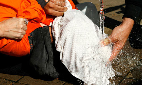 Hình ảnh trên là một biện pháp tra tấn được cho là tàn bạo nhất của CIA. Theo đó, nghi phạm sẽ bị đặt nằm nghiêng dưới ghế và bị bịt kín mặt và dội nước.