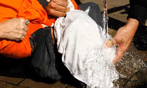 Hình ảnh trên là một biện pháp tra tấn được cho là tàn bạo nhất của CIA. Theo đó, nghi phạm sẽ bị đặt nằm nghiêng dưới ghế và bị bịt kín mặt và dội nước.