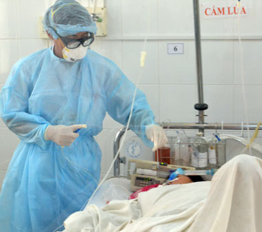 Bệnh nhân B.B.T.X., nghi nhiễm cúm A, đang được chăm sóc ở khoa nhiễm Bệnh viện Đa khoa tỉnh Khánh Hòa.