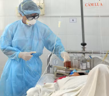 Bệnh nhân B.B.T.X., nghi nhiễm cúm A, đang được chăm sóc ở khoa nhiễm Bệnh viện Đa khoa tỉnh Khánh Hòa.