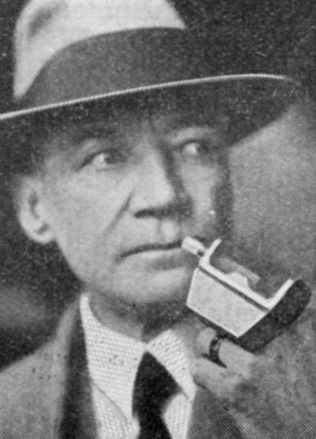 Nếu bạn là mafia, điếu thuốc của bạn rất có thể sẽ bị đối thủ tẩm thuốc nổ để hãm hại bạn. Để bảo đảm an toàn khi hút thuốc, hày dùng phụ kiện này. Ảnh: Modern Mechanix.