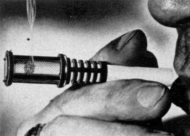 Gạt tàn tích hợp điếu thuốc: Chỉ cần gắn phụ kiện này vào đầu điếu thuốc, người hút không còn phải lo về những rắc rối của tàn thuốc. Ảnh: Modern Mechanix.