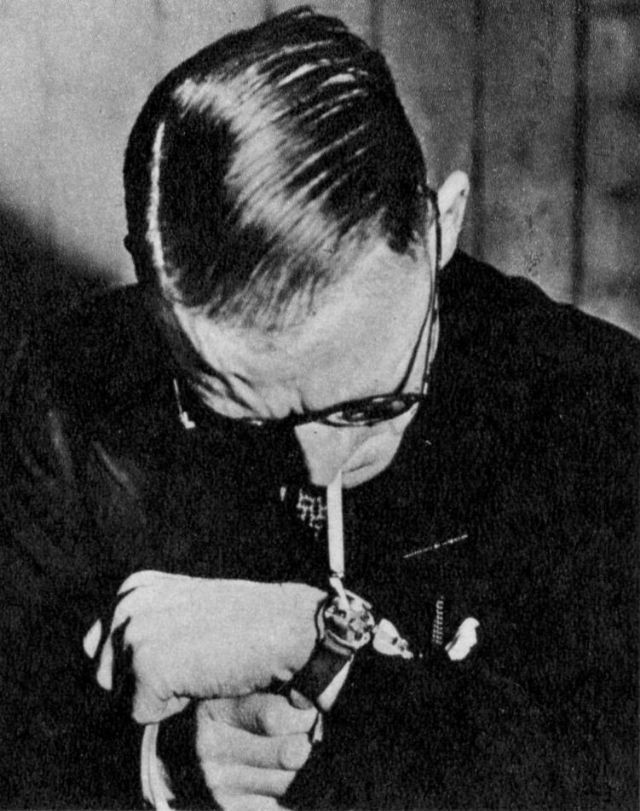 Bật lửa đeo ở cổ tay: Bảo đảm rằng chiếc bật lửa của bạn không bao giờ bị thất lạc. Ảnh: Modern Mechanix.