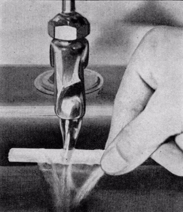 Điếu thuốc lá có vỏ chống thấm nước: Rất hữu dụng khi hút thuốc dưới mưa. Ảnh: Modern Mechanix.