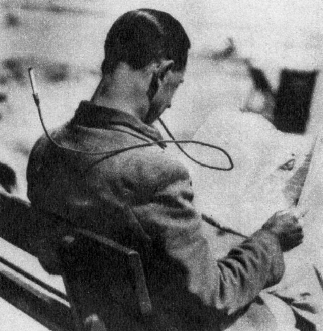 Nếu không muốn khói thuốc phả vào mắt khi đọc báo, hãy dùng phụ kiện này. Ảnh: Modern Mechanix.