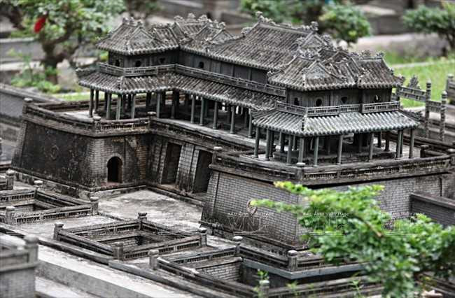 Nguyễn Hoàng là người mở cõi, nhưng người có công đầu tiên đặt nền móng cho cơ đồ của dòng họ Nguyễn là Nguyễn Kim - cha Nguyễn Hoàng. Ông vốn là đại thần của nhà Hậu Lê.