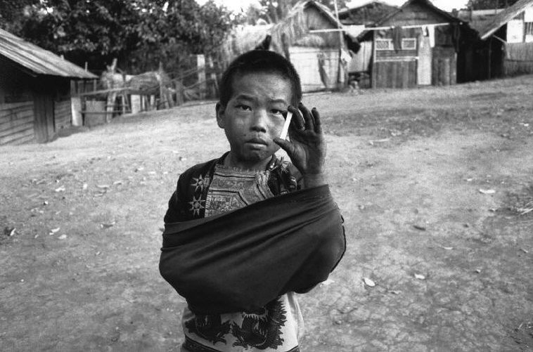 Cậu bé 12 tuổi Phor Sae Yang khoe tép heroin trên tay. Cậu nghiện heroin từ lúc 9 tuổi. Ảnh: Patrick Zachmann/ Magnum.