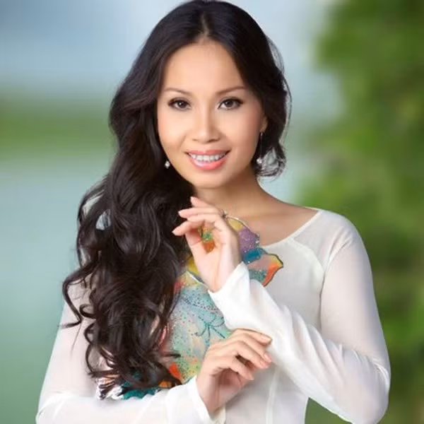 Cẩm Ly chuyển sang dòng nhạc dân ca và nhận được sự ái mộ của nhiều khán giả bình dân.