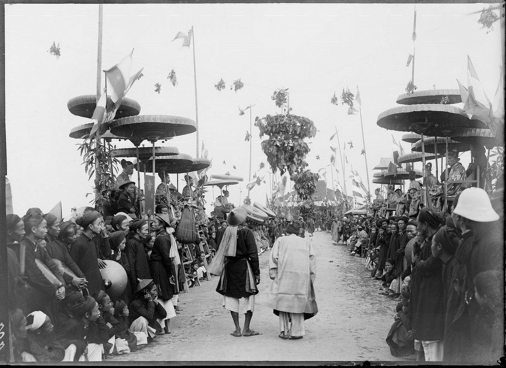 Thí sinh trúng tuyển diễn hành qua các giám khảo trong kỳ thi 1897. Ảnh tư liệu.