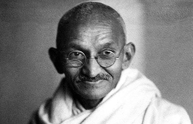 Sinh ngày 02/10/1869 ở Porbandar, Gujarat, Ấn Độ, Mahatma Gandhi là một trong những nhận vật có ảnh hưởng lớn nhất của thế giới thế kỷ 20. Đề xướng hình thức đấu tranh bất bạo động, ông đã lãnh đạo nhân dân Ấn Độ giành độc lập từ sự cai trị của Anh Quốc. Ảnh: Sanatkaravani.