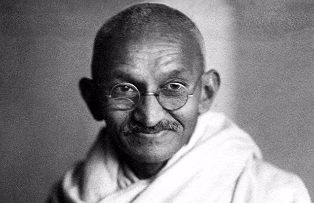 Sinh ngày 02/10/1869 ở Porbandar, Gujarat, Ấn Độ, Mahatma Gandhi là một trong những nhận vật có ảnh hưởng lớn nhất của thế giới thế kỷ 20. Đề xướng hình thức đấu tranh bất bạo động, ông đã lãnh đạo nhân dân Ấn Độ giành độc lập từ sự cai trị của Anh Quốc. Ảnh: Sanatkaravani.