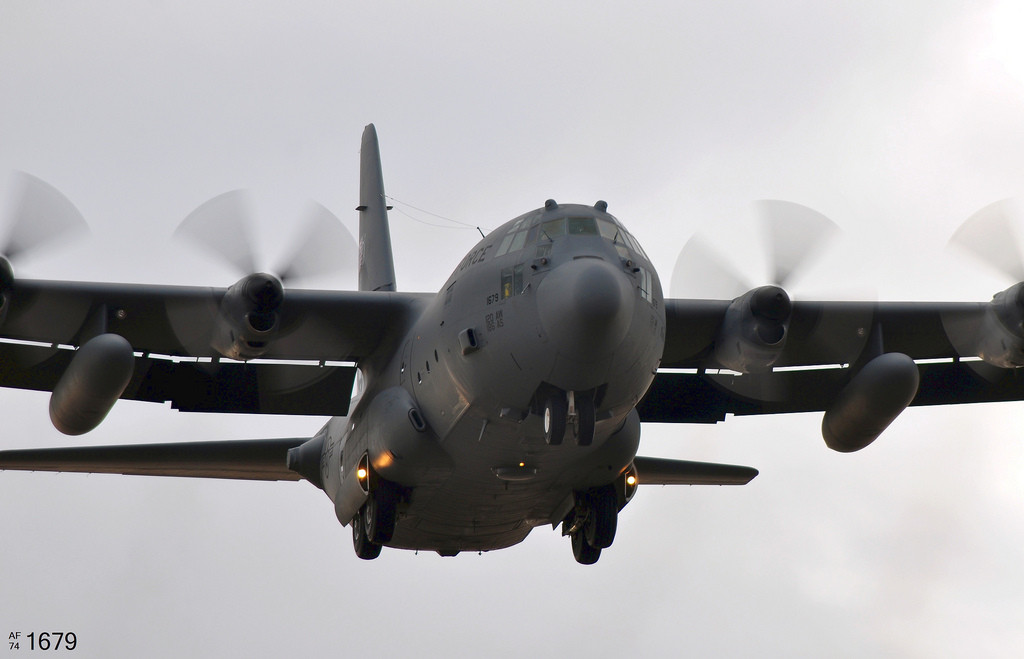 Đúng lúc này, nhiều con chim đã đâm vào cả hai động cơ bên cánh trái, khiến chúng mất lực đẩy. Ảnh: Flickr.