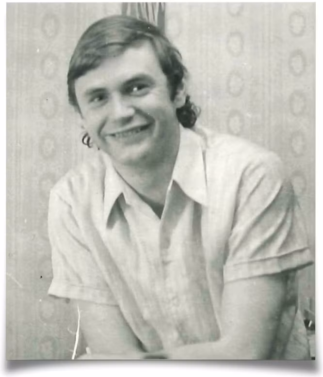 Sau khi tốt nghiệp đại học và đang làm nghiên cứu sinh tiến sĩ, Dittrich được đưa đến một căn cứ quân sự Liên Xô ở ngoại ô Đông Berlin. Tại đó Dittrich gặp một người được cho là một điệp viên cấp cao của KGB. Ảnh: Atlanta Magazine.