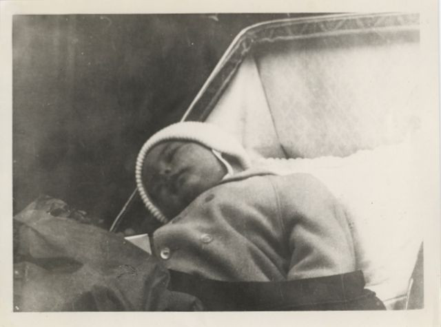 John F. Kennedy Jr. nằm trong nôi khi vài tháng tuổi.