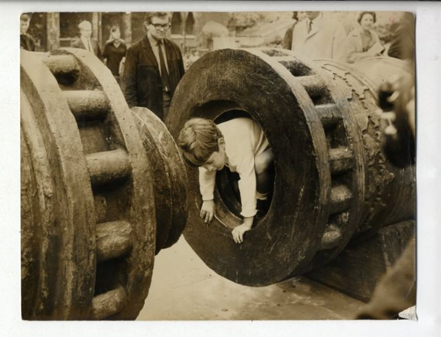 John F. Kennedy Jr. khám phá một tác phẩm điêu khắc ngoài trời, tháng 5/1965.