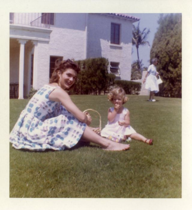 Phu nhân Tổng thống Mỹ Jackie Kennedy và con gái Caroline trên bãi cỏ trước nhà, tháng 5/1960.
