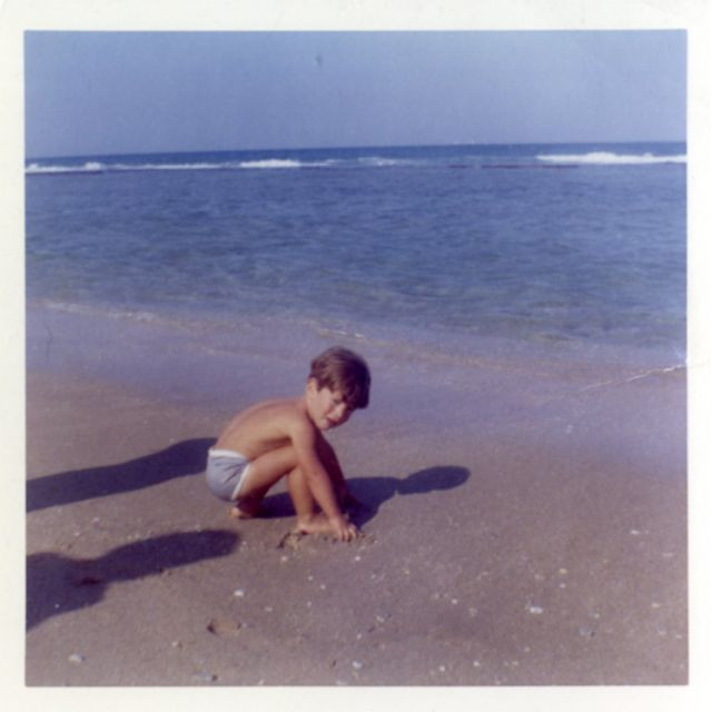 John F. Kennedy Jr. chơi đùa trên bãi biển, tháng 4/1963.