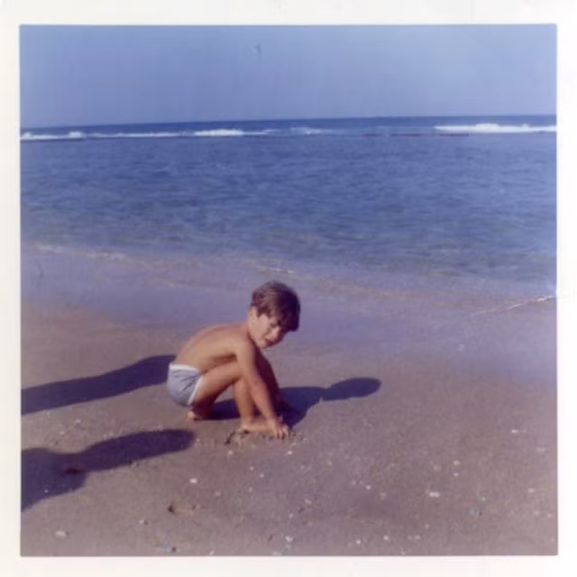 John F. Kennedy Jr. chơi đùa trên bãi biển, tháng 4/1963.