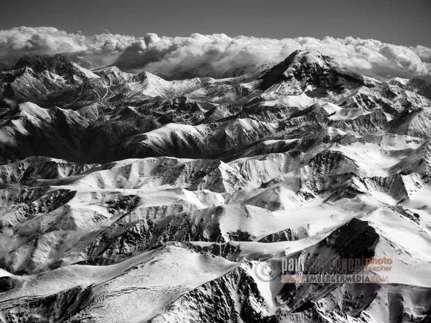 Rất nhiều đội cứu hộ đến từ các quốc gia khác nhau đã tham gia tìm kiếm nhưng họ không thể nhìn thấy chiếc máy bay màu trắng trong tuyết từ trên không trung, và họ ngưng tìm sau tám ngày vì cho rằng tất cả hành khách đều đã tử nạn: Ảnh: Today in History.