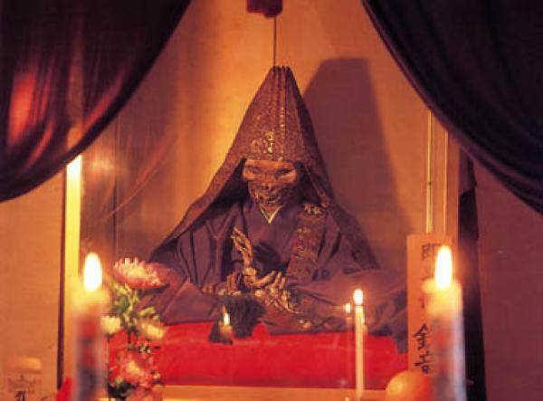 Theo phương pháp của Kukai, quá trình chuẩn bị cho việc ướp xác bắt đầu bằng 1000 ngày ăn chế độ đặc biệt chỉ có hạt và quả trong khi thực hiện hàng loạt các hoạt động thể chất để đẩy chất béo ra khỏi cơ thể. Ảnh: The Unexplained Mysteries.