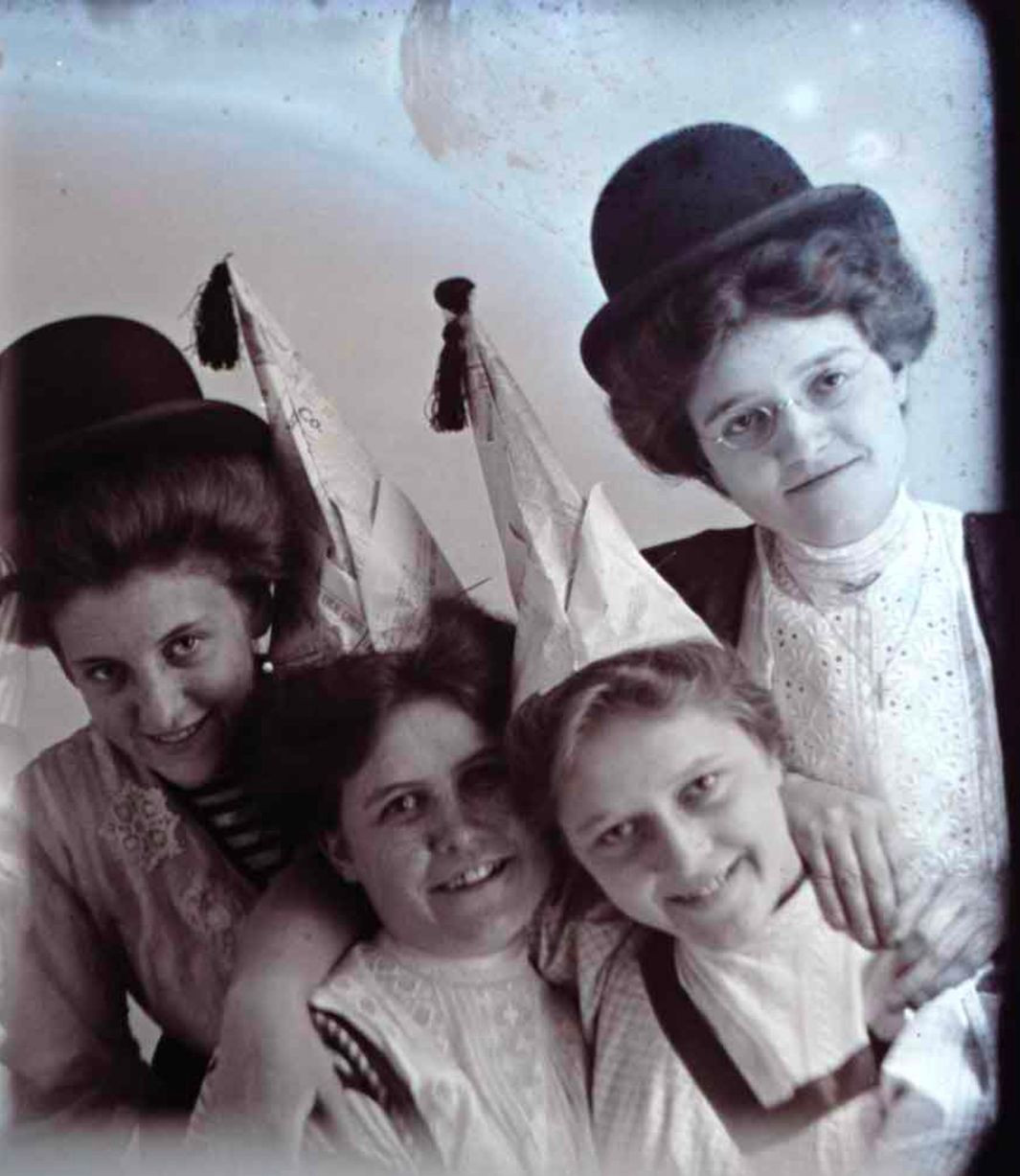 Các thiếu nữ chụp hình "tự sướng" với mũ giấy đội trên đầu, nước Mỹ vào khoảng năm 1900. Ảnh: Vintag.