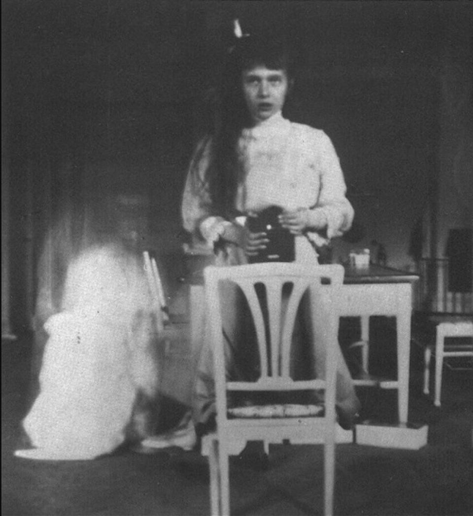 Bức ảnh selfie của nữ Công tước Đức Anastasia Nikolaevna, chụp qua gương bằng máy ảnh Kodak Brownie, tháng 10/1914. Ảnh: Vintag.
