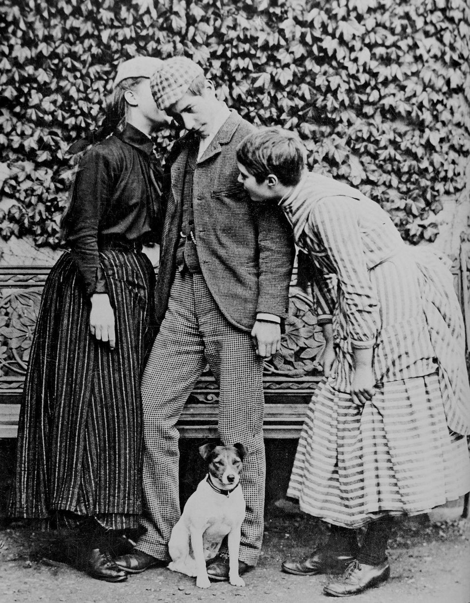 Các thanh niên tán gẫu và chú chó nhỏ, nước Anh năm 1890. Ảnh: Vintag.