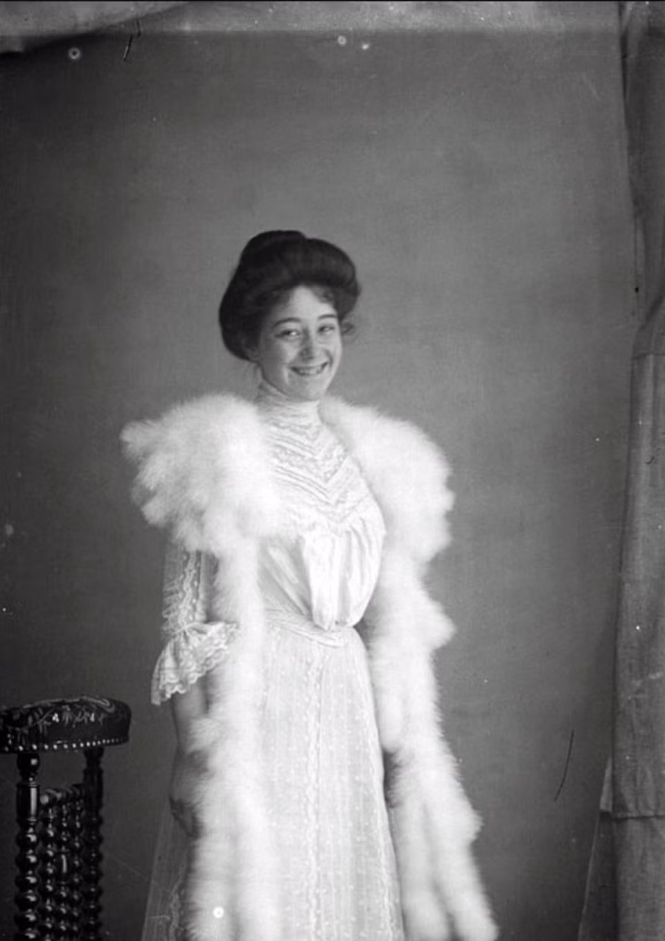 Một cô gái Anh thế kỷ 19 cười rạng rỡ khi chụp ảnh với bộ váy lộng lẫy của mình. Ảnh: Vintag.