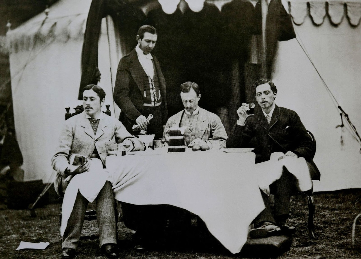 Con trai của Nữ hoàng Anh Victoria, Hoàng tử Leopold (ngoài cùng bên phải), ngồi với bạn bè vào tháng 6/1874. Ảnh: Vintag.