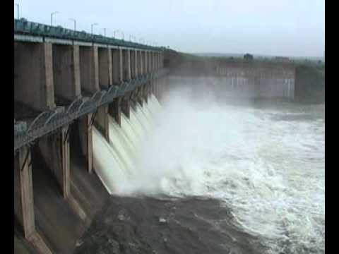 Sau thảm họa, con đập được tái xây dựng với khả năng chịu đựng lưu lượng nước lên đến 21.000 m3/s. Ảnh: YouTube.