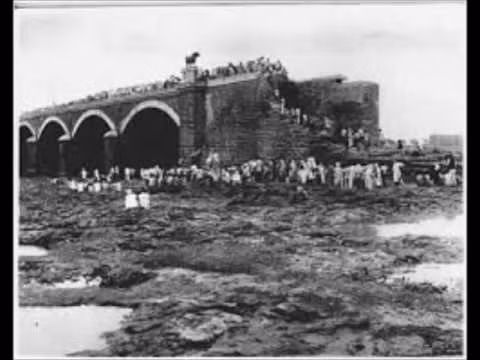 Trong vòng 20 phút, nước lũ đã dâng từ 3.7 lên 9.1m, nhấn chìm toàn bộ thị trấn với dân số hàng chục nghìn người. Ảnh: YouTube.