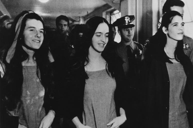 Đêm tiếp theo, nhóm nữ du côn này sát hại ông chủ tiệm tạp hóa giàu có Leno và vợ là Rosemary LaBianca. Chúng để lại dòng chữ “những con lợn” và “Helter Skelter” tại hiện trường. Ảnh: Getty.