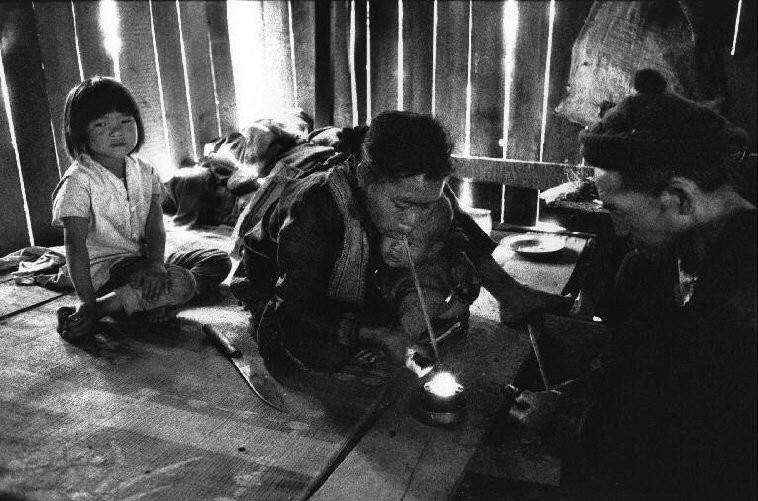 Gia đình ông bà Sae Yang ở làng Pa Khia từng là nạn nhân của thuốc phiện, giờ đây đã lệ thuộc hoàn toàn vào heroin. Ảnh: Patrick Zachmann/ Magnum.