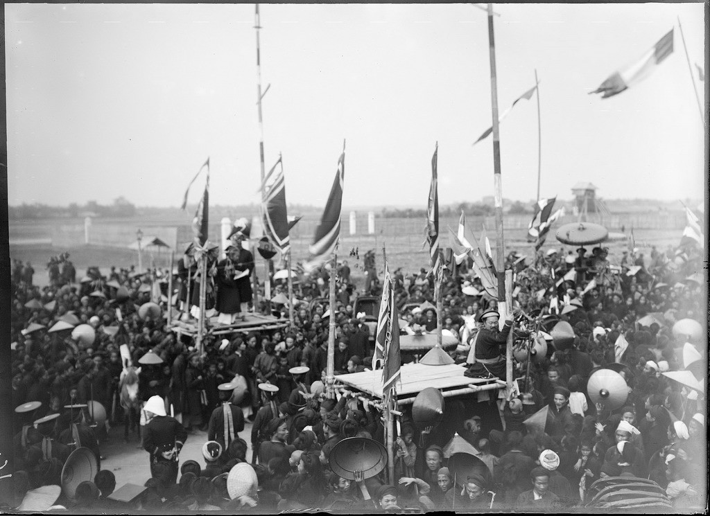 Đám đông tụ tập nghe xướng danh người trúng tuyển kỳ thi Hương Nam Định năm 1897. Ảnh tư liệu.