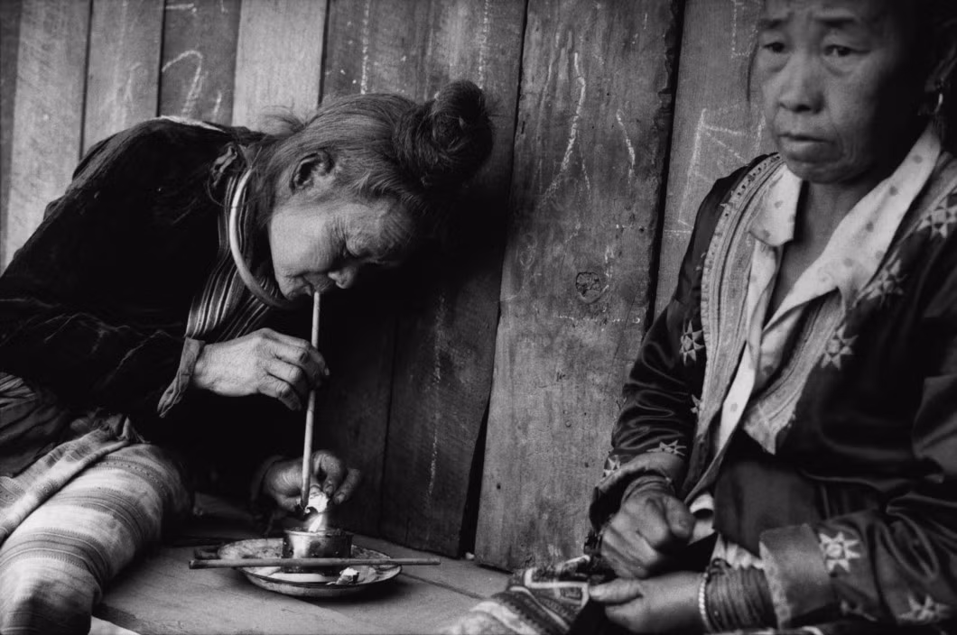 Hai phụ nữ cao tuổi hút heroin ở làng Pa Khia, một ngôi làng nằm ở trung tâm hang ổ ma túy Tam Giác Vàng, Thái Lan năm 1992. Ảnh: Patrick Zachmann/ Magnum.
