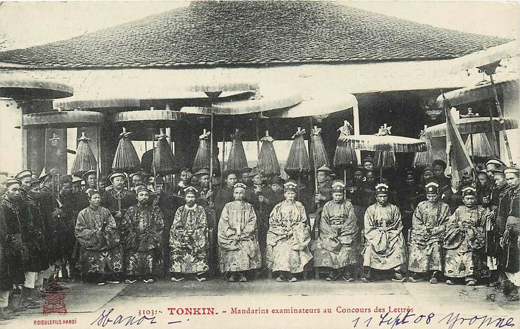 Các vị khảo quan trong lễ xướng danh khoa Đinh Dậu, ngày 27/12/1897. Ảnh tư liệu.