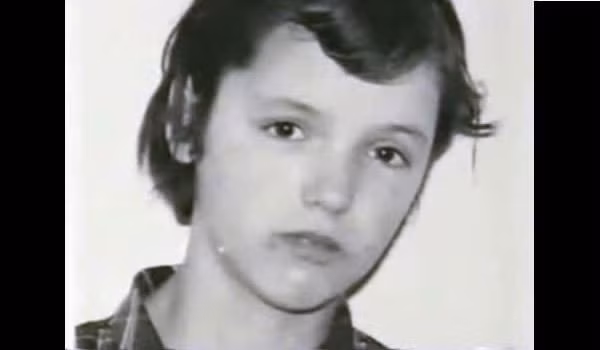 Sau đó, Mary cùng người bạn 13 tuổi Norma Floral Bell đột nhập và phá hoại một nhà trẻ ở địa phương và để lại lá thư khẳng định chúng là người giết Martin Brown. Tuy nhiên, mọi người cho rằng đây chỉ là trò đùa. Ảnh: NBC.